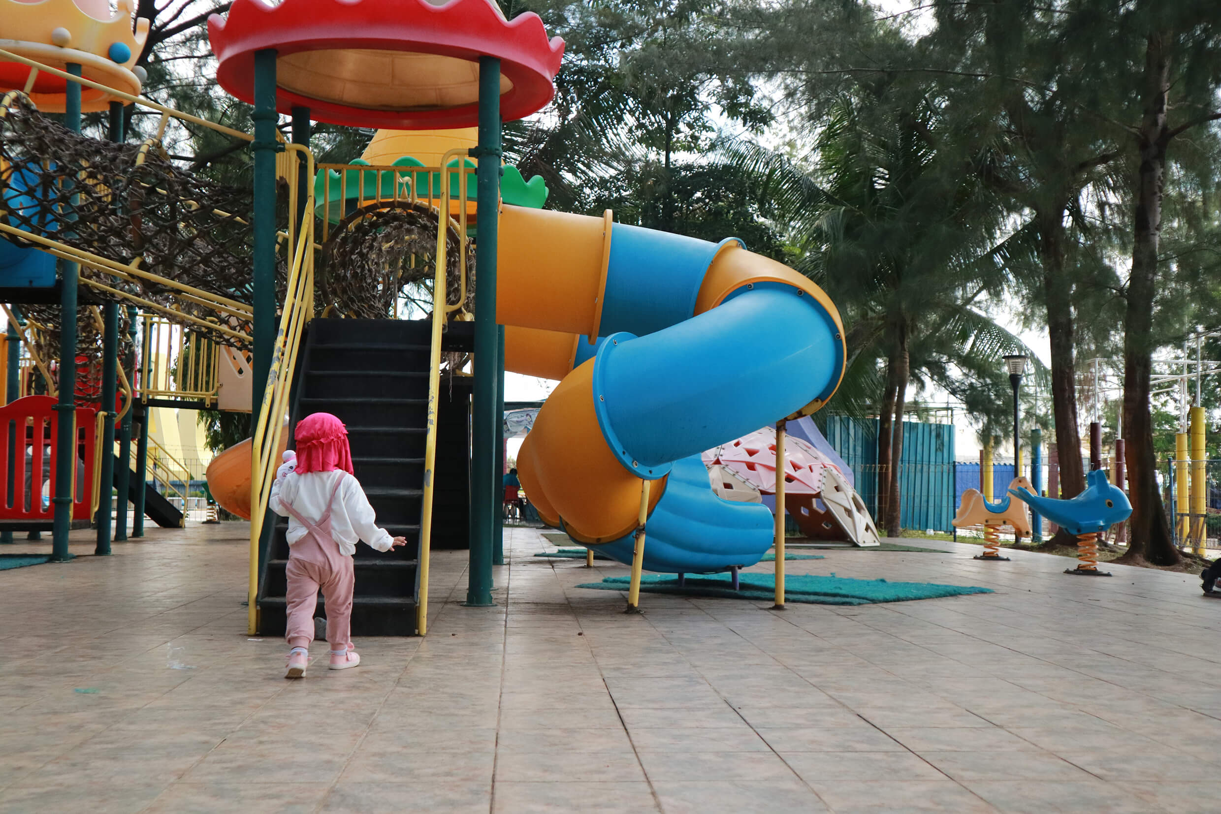Taman Bermain Outdoor Anak-anak di Mega Wisata New Ocarina