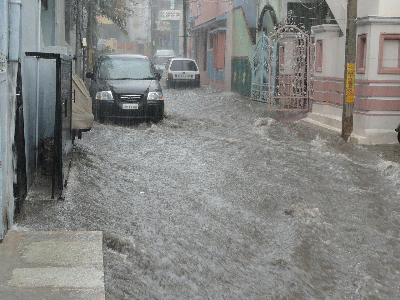 Banjir? Begini Cara Membersihkan Mobil Yang Terkena Banjir